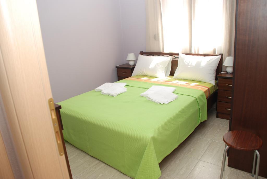 Marianna Apartments Néa Ródha Quarto foto